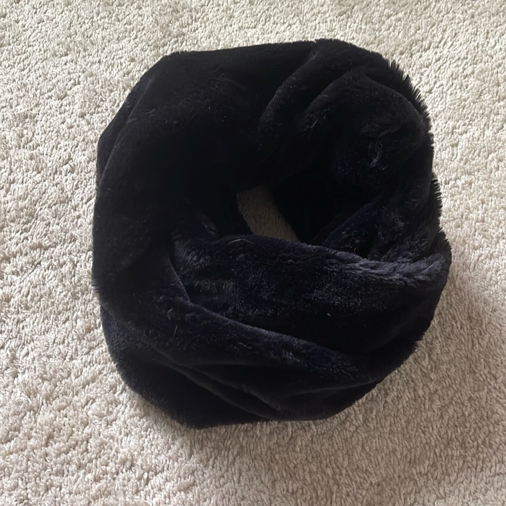 H&M Super Soft & Warm Faux Fur Scarf